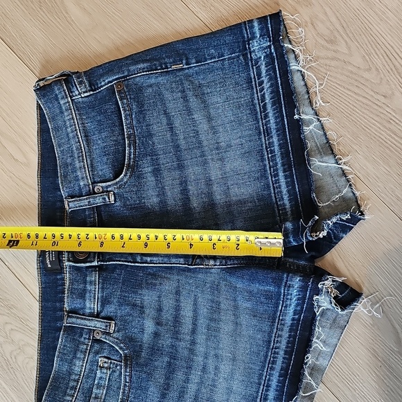 Banana Republic Premium Denim Shorts, Size 4 - Picture 6 of 14